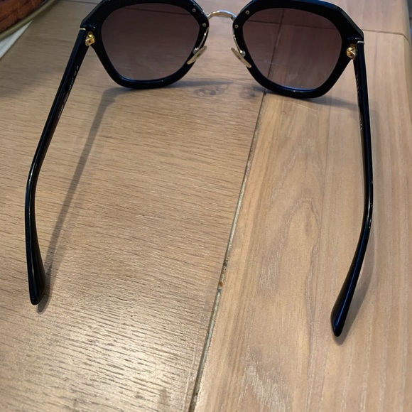 Prada sunglasses - Picture 5 of 6